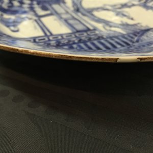 Une paire de plats en porcelaine de Chine bleu et blanc à décor de "La Romance de la chambre de l'ouest", Yongzheng — photo 4