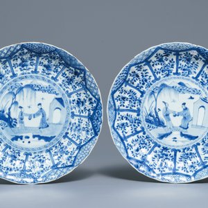 Une paire de plats en porcelaine de Chine bleu et blanc à décor de 'La Romance de la chambre de l'ouest', Kangxi — photo 1