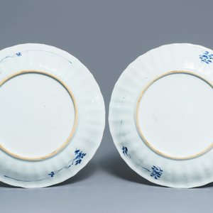 Une paire de plats en porcelaine de Chine bleu et blanc à décor de 'La Romance de la chambre de l'ouest', Kangxi — photo 2