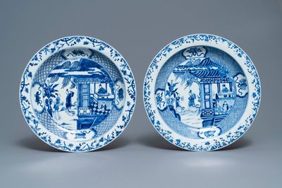 Une paire de plats en porcelaine de Chine bleu et blanc à décor de 'La Romance de la chambre de l'ouest', Yongzheng