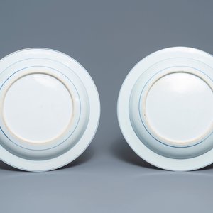 Une paire de plats en porcelaine de Chine bleu et blanc à décor de 'La Romance de la chambre de l'ouest', Yongzheng — photo 2