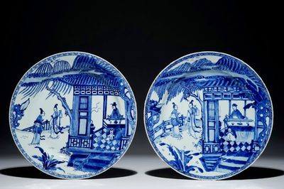 Une paire de plats en porcelaine de Chine bleu et blanc à décor de "La Romance de la chambre de l'ouest", Yongzheng