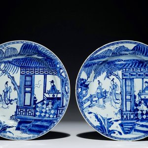 Une paire de plats en porcelaine de Chine bleu et blanc à décor de "La Romance de la chambre de l'ouest", Yongzheng — photo 1