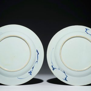 Une paire de plats en porcelaine de Chine bleu et blanc à décor de "La Romance de la chambre de l'ouest", Yongzheng — photo 2