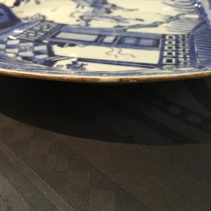 Une paire de plats en porcelaine de Chine bleu et blanc à décor de "La Romance de la chambre de l'ouest", Yongzheng — photo 4