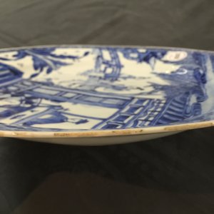 Une paire de plats en porcelaine de Chine bleu et blanc à décor de "La Romance de la chambre de l'ouest", Yongzheng — photo 6