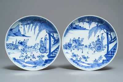 Une paire de plats en porcelaine de Chine bleu et blanc à décor figuratif, Kangxi/Yongzheng