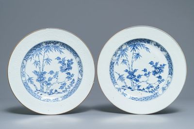 Une paire de plats en porcelaine de Chine bleu et blanc aux décors incisés, Kangxi