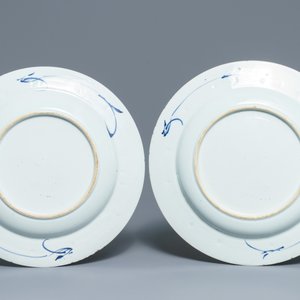 Une paire de plats en porcelaine de Chine bleu et blanc aux décors incisés, Kangxi — photo 2