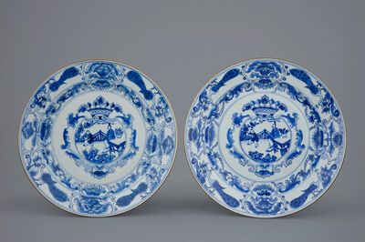 Une paire de plats en porcelaine de Chine bleu et blanc aux médaillons couronnés, Kangxi