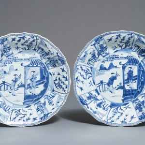 Une paire de plats en porcelaine de Chine bleu et blanc figurant les 'Soeurs Cao', Kangxi — photo 1