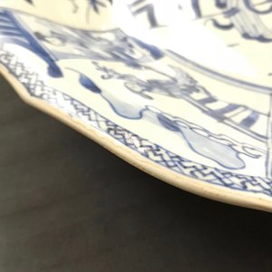 Une paire de plats en porcelaine de Chine bleu et blanc figurant les 'Soeurs Cao', Kangxi — photo 11