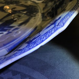 Une paire de plats en porcelaine de Chine bleu et blanc figurant les 'Soeurs Cao', Kangxi — photo 6
