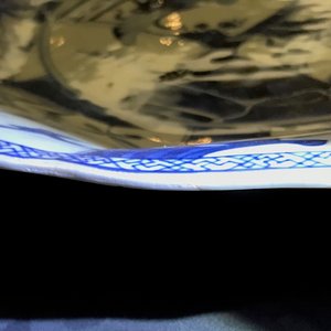 Une paire de plats en porcelaine de Chine bleu et blanc figurant les 'Soeurs Cao', Kangxi — photo 7