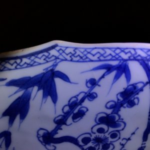 Une paire de plats en porcelaine de Chine bleu et blanc figurant les 'Soeurs Cao', Kangxi — photo 8