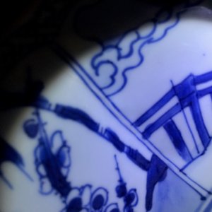 Une paire de plats en porcelaine de Chine bleu et blanc figurant les 'Soeurs Cao', Kangxi — photo 10