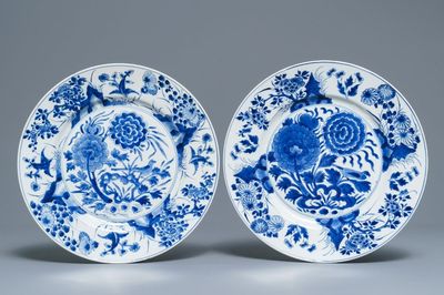 Une paire de plats en porcelaine de Chine bleu et blanc, Kangxi