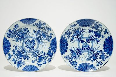 Une paire de plats en porcelaine de Chine bleu et blanc, Kangxi
