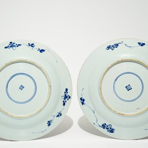 Une paire de plats en porcelaine de Chine bleu et blanc, Kangxi — photo 2