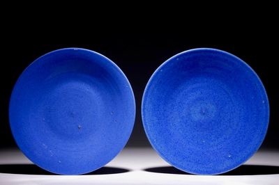 Une paire de plats en porcelaine de Chine bleu monochrome, 19ème