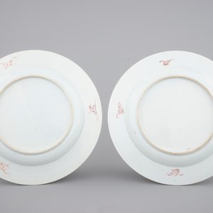 Une paire de plats en porcelaine de Chine, décor de beautés dans un jardin, époque Yongzheng, 1722-1735 — photo 2