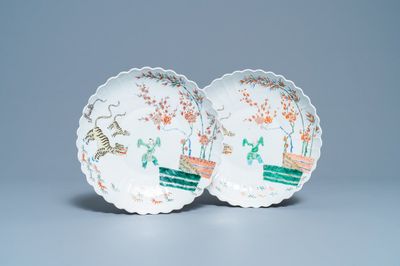 Une paire de plats en porcelaine de Chine décorée de style Kakiemon figurant des tigres, Kangxi