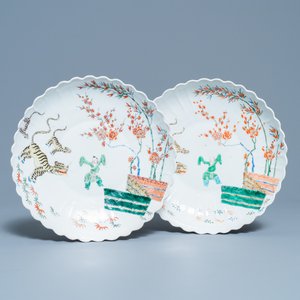 Une paire de plats en porcelaine de Chine décorée de style Kakiemon figurant des tigres, Kangxi — photo 1