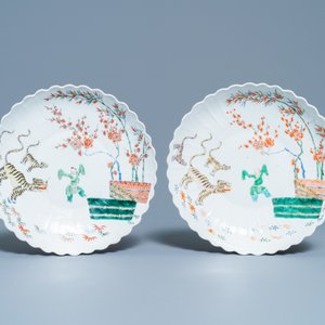 Une paire de plats en porcelaine de Chine décorée de style Kakiemon figurant des tigres, Kangxi — photo 2