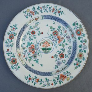 Une paire de plats en porcelaine de Chine doucai, Kangxi — photo 5