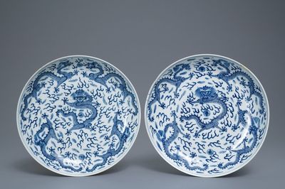Une paire de plats en porcelaine de Chine en bleu et blanc à décor de dragons, marque de Kangxi, Guangxu