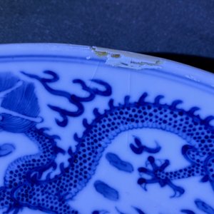Une paire de plats en porcelaine de Chine en bleu et blanc à décor de dragons, marque de Kangxi, Guangxu — photo 5
