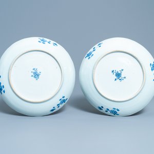 Une paire de plats en porcelaine de Chine en bleu et blanc à décor de 'La romance de la chambre de l'ouest', Qianlong — photo 3