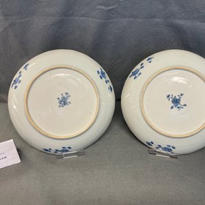 Une paire de plats en porcelaine de Chine en bleu et blanc à décor de 'La romance de la chambre de l'ouest', Qianlong — photo 5