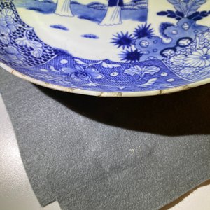 Une paire de plats en porcelaine de Chine en bleu et blanc à décor de 'La romance de la chambre de l'ouest', Qianlong — photo 8