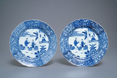 Une paire de plats en porcelaine de Chine en bleu et blanc à décor de 'La Romance de la chambre de l'ouest', Qianlong