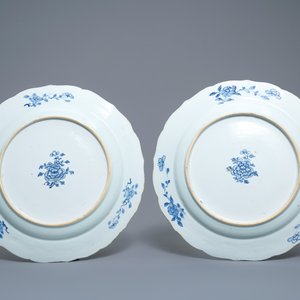 Une paire de plats en porcelaine de Chine en bleu et blanc à décor de 'La Romance de la chambre de l'ouest', Qianlong — photo 2