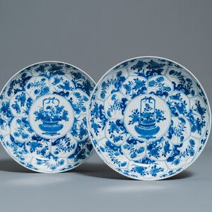 Une paire de plats en porcelaine de Chine en bleu et blanc à décor de paniers fleuris, Kangxi — photo 1