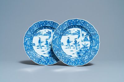 Une paire de plats en porcelaine de Chine en bleu et blanc à décor d'une scène du 'Xi Xiang Ji', Qianlong