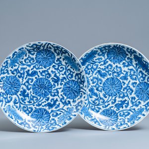 Une paire de plats en porcelaine de Chine en bleu et blanc, Kangxi — photo 1