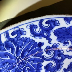 Une paire de plats en porcelaine de Chine en bleu et blanc, Kangxi — photo 11