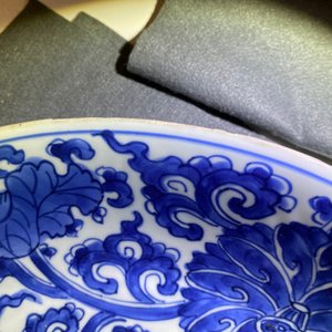 Une paire de plats en porcelaine de Chine en bleu et blanc, Kangxi — photo 13