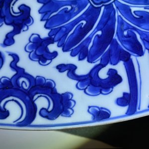 Une paire de plats en porcelaine de Chine en bleu et blanc, Kangxi — photo 21