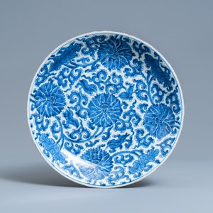 Une paire de plats en porcelaine de Chine en bleu et blanc, Kangxi — photo 3
