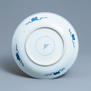 Une paire de plats en porcelaine de Chine en bleu et blanc, Kangxi — photo 4
