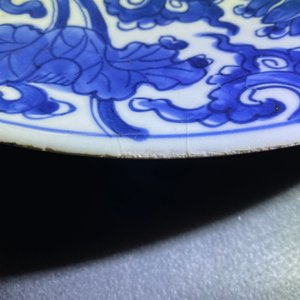 Une paire de plats en porcelaine de Chine en bleu et blanc, Kangxi — photo 6