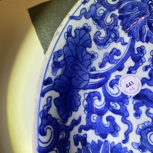 Une paire de plats en porcelaine de Chine en bleu et blanc, Kangxi — photo 9