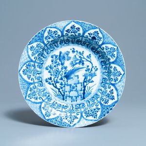 Une paire de plats en porcelaine de Chine en bleu et blanc, Kangxi — photo 4