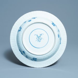 Une paire de plats en porcelaine de Chine en bleu et blanc, Kangxi — photo 5