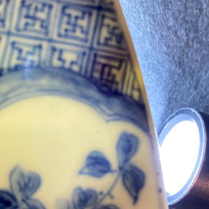 Une paire de plats en porcelaine de Chine en bleu et blanc, marque de Chenghua, Kangxi — photo 11