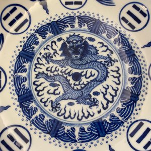 Une paire de plats en porcelaine de Chine en bleu et blanc, marque et époque de Guangxu — photo 15